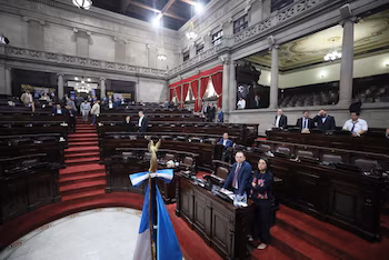 Le gouvernement de Bernardo Arévalo a tenté d'empêcher la simultanéité des interpellations avec un recours au Tribunal Constitutionnel pour éviter qu'elles n'affectent l'Exécutif.