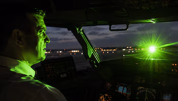 Les responsables préviennent que pointer un laser sur un avion peut affecter la vision des pilotes lors des manœuvres critiques de décollage et d'atterrissage. Crédit : AERIS