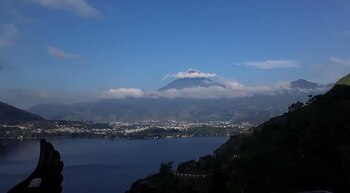 Les autorités guatémaltèques ont averti que les selfies et les photos pris aux points de vue, aux volcans, aux cascades et aux ravins avaient provoqué des accidents similaires dans diverses régions du pays.