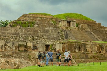 Le parc archéologique de Tazumal est situé à Chalchuapa, Santa Ana, El Salvador. Ce site protège les vestiges d'une ancienne cité préhispanique de la culture maya. Sa pyramide principale, ses structures cérémonielles et ses systèmes de drainage se démarquent. Tazumal démontre l'importance historique et culturelle de la région, attirant les visiteurs intéressés par l'archéologie et l'histoire mésoaméricaine./ (MITUR)