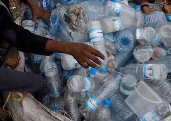 Les bouteilles en plastique recyclées font désormais partie des 850 blocs utilisés pour construire la maison de Cindy Mora à Alajuelita (EFE)