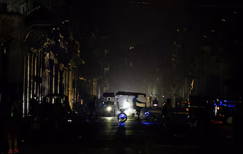 Un chauffeur de cyclo-pousse traverse une rue alors que le réseau électrique national de Cuba s'est à nouveau effondré lundi, alors que le gouvernement tentait de rétablir l'approvisionnement après une panne générale survenue dimanche, à La Havane, Cuba, le 3 août 2026 (REUTERS/Norlys Perez)