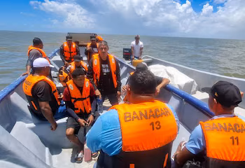 Dix personnes ont été secourues par la Force navale après avoir été à la dérive dans la lagune de Caratasca. (Photo : Force navale)