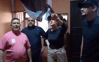 Le président a également visité des maisons touchées par de fortes pluies au Costa Rica. Crédit : Capture vidéo Présidence de la République