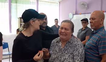 Fernández s'est entretenu avec les personnes qui restent dans les refuges et a assuré qu'elles bénéficieraient de soins médicaux, de nourriture et de conditions adéquates pour rester dans les centres. Crédit : Capture vidéo Présidence de la République