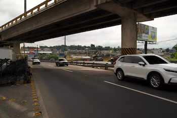 Le pont Enrique Tejada Wyld absorbe quotidiennement plus de 150 000 véhicules et les autorités, en collaboration avec Conred, ont temporairement restreint le passage des transports lourds pour protéger la structure.