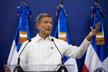 L'ancien chancelier de la République dominicaine, Roberto Álvarez, capturé ce 13 mai, lors d'une conférence de presse, à Saint-Domingue (République dominicaine). EFE/Orlando Barria