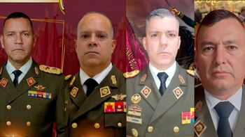 Quatre portraits individuels d'hommes portant des uniformes militaires, des cravates noires, des insignes et des décorations sur la poitrine