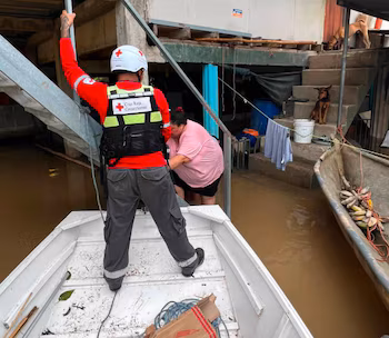 Un volontaire de la Croix-Rouge du Costa Rica assiste une personne touchée par les inondations, lors des travaux d'évacuation dans une communauté inondée par les pluies (Autorisation : Croix-Rouge).