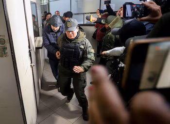 Cerimedo est arrivé, gardé par la police, au Palais de Justice de Santa Cruz, en Bolivie, où a eu lieu son audience sur les mesures conservatoires. 20 août 2026 (Reuters/Ipa Ibanez)