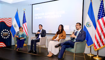 Les anciens boursiers Fulbright TEA, Hubert H. Humphrey et IVLP ont expliqué comment les échanges aux États-Unis ont influencé leur développement professionnel./ (Ambassade des États-Unis au Salvador)