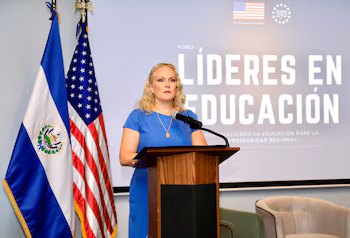 Les boursiers ont soutenu que l'éducation doit préparer les nouvelles générations à la créativité, à l'adaptation et à une pensée non conventionnelle face aux défis de l'avenir./ (Ambassade des États-Unis au Salvador)
