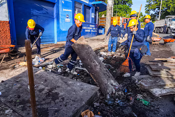 L'opération municipale mobilise 1 500 ouvriers pour enlever les structures, démolir le béton, démonter les poteaux et évacuer les déchets dans le Centre historique. (Photo : Bureau du maire de San Salvador Centro)