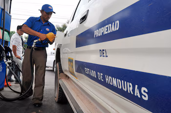Un citoyen hondurien remplit le réservoir d'essence d'une voiture d'État dans une station-service de Tegucigalpa (Honduras). EFE/Gustavo Amador/Archives