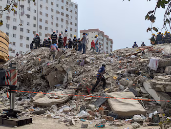 Deux mois après les tremblements de terre, des familles continuent de chercher les corps de leurs proches sous les décombres de La Guaira, déclarée zone sinistrée après le double séisme.