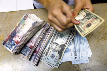 Ce vendredi, le dollar a dépassé la barrière du L27 dans son prix de vente au Honduras. (PHOTO : La Tribuna)