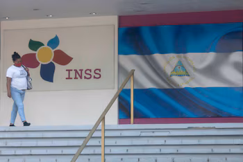 Entre 2022 et 2024, l’INSS a accumulé un déficit de 5 507,8 millions de córdobas, malgré le léger excédent enregistré en 2023 grâce au soutien de l’État. (Image de courtoisie)