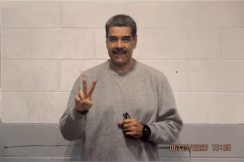 Les images, datées du 25 juin, montrent Maduro portant un pantalon gris et un sweat-shirt. 