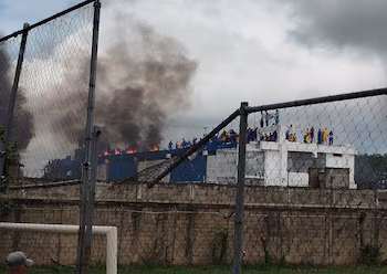 Des prisonniers se rassemblent sur le toit du centre d'internement judiciaire de Barinas lors d'une émeute à Barinas, au Venezuela, le 24 mai 2026 (REUTERS/Yonny Camacho)