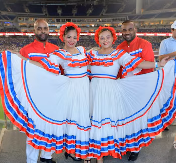 Le folklore musical de la République Dominicaine comprend également les palos, les gagá et les Congos de Villa Mella, liés à des communautés et territoires spécifiques./ (Ballet Folklorico du Ministère du Tourisme de la République Dominicaine)