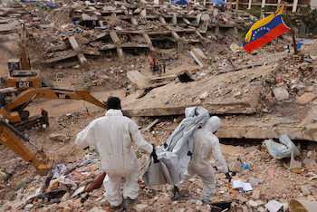 PHOTO DE DOSSIER – Armando Ceballos retire le corps de la mère de son ami David des décombres, après que tous deux ont passé plus d'un mois à creuser des tunnels à la recherche de leurs proches après les tremblements de terre du 24 juin qui ont secoué le Venezuela, provoquant la mort et le déplacement de milliers de personnes, à Caraballeda, La Guaira, Venezuela, le 29 juillet 2026. REUTERS/Gaby Oraa     