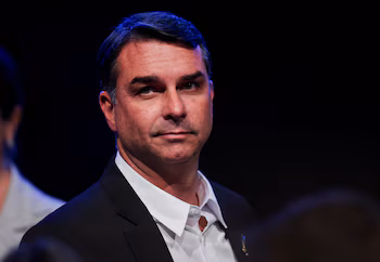 Le sénateur Flavio Bolsonaro, candidat du Parti libéral (PL) aux élections présidentielles brésiliennes, fait des gestes lors d'un événement au cours duquel Alfredo Gaspar a été annoncé comme son colistier à la vice-présidence, à Brasilia, au Brésil, le 5 août 2026. REUTERS/Adriano Machado