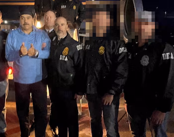 Maduro avec des agents de la DEA à son arrivée aux États-Unis après avoir été capturé par l'armée américaine à Caracas (Reuters)