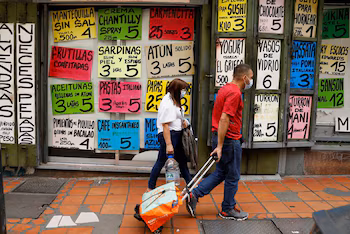 Les experts ont prévenu qu'une sorte de dollarisation de facto se produisait au Venezuela, mais que désormais les entreprises fixent leurs prix en euros. REUTERS/Leonardo Fernández Viloria/photo d'archives