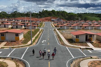 Les habitants de l'île de Gardi Sugdub sont arrivés dans leurs nouvelles maisons sur le continent, le mercredi 5 juin 2024. (AP Photo/Matías Delacroix)