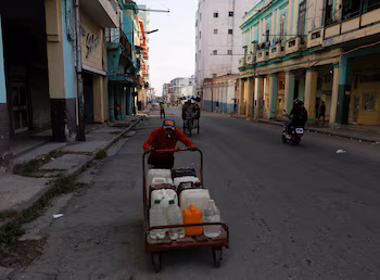 Un homme pousse une charrette transportant des conteneurs d'eau en plastique alors que Cuba lutte pour rétablir l'électricité après l'effondrement de son réseau national la veille, laissant des millions de personnes toujours sans électricité dans toute la nation insulaire des Caraïbes, à la Havane, Cuba le 7 juillet 2026. REUTERS/Norlys Perez
