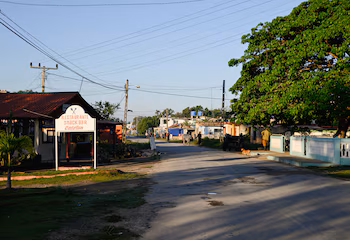 Plusieurs personnes passent devant un restaurant fermé alors que les principales destinations touristiques de Cuba restent désertes en raison des pénuries d'électricité et de carburant causées par les sanctions américaines. Les arrivées de touristes internationaux ont chuté de 56 % en février par rapport à l'année précédente, à Playa Larga, Ciénaga de Zapata, Cuba, le 8 avril 2026. REUTERS/Norlys Pérez