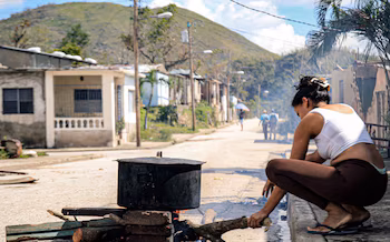 Cuisiner dans la rue - Familles cubaines sans gaz liquéfié, Cuba - Programme de surveillance alimentaire de courtoisie