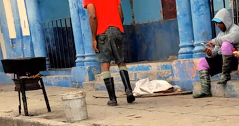 Cuisiner dans la rue - Familles cubaines sans gaz liquéfié, Cuba - Programme de surveillance alimentaire de courtoisie