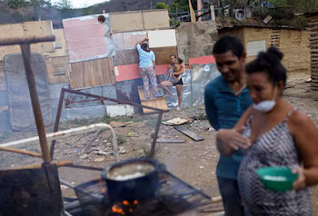 La pauvreté oblige également les adolescents à quitter les salles de classe pour entrer plus tôt sur le marché du travail. REUTERS/Manaure Quintero