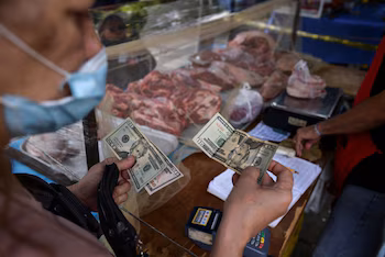 Le régime chaviste a imposé un contrôle strict des changes qui, échoué à cause de la corruption, a cédé la place à une sorte de dollarisation de facto de l’économie. REUTERS/Gaby Oraa