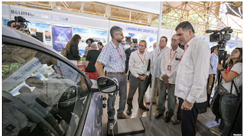Le ministre cubain du Commerce extérieur et des Investissements étrangers, Oscar Pérez-Oliva Fraga, examine une voiture de fabrication chinoise à vendre lors de la 41e Foire internationale de La Havane, le 25 novembre 2025. ADALBERTO ROQUE / AFP