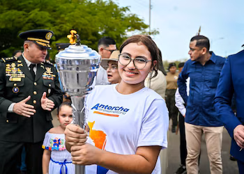 Le secrétaire à l'Éducation du Honduras, Arely Argueta, a reçu à El Amatillo l'appel des représentants du Salvador.