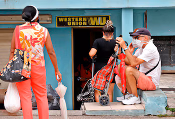 Plusieurs personnes attendent devant un bureau de Western Union, le 4 juin 2020, à La Havane, Cuba. EFE/Ernesto Mastrascusa/Archives