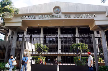 PHOTO DE FICHIER. Image de référence de la Cour suprême de justice du Salvador, à San Salvador. 24 août 2011. REUTERS/Luis Galdamez