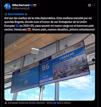 Capture d'écran d'un message en X avec du texte et une photographie des écrans d'embarquement d'un vol LATAM à destination de Caracas