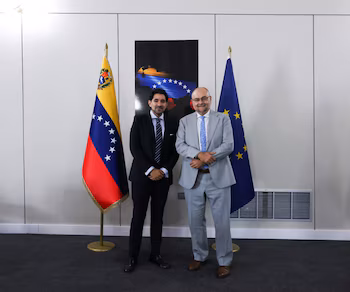 Le directeur général pour l'Europe du ministère des Affaires étrangères du Venezuela, Nelson Totesaut (à gauche), reçoit le nouvel ambassadeur de l'Union européenne au Venezuela, Gilles Bertrand (Ministère des Affaires étrangères du Venezuela/Europa Press)