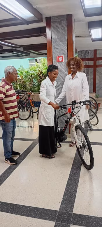 L'Hôpital général Dr Juan Bruno Zayas Alfonso de Santiago de Cuba a livré des vélos aux agents de santé reconnus pour leurs performances. (Photo prise depuis l'Hôpital général Dr Juan Bruno Zayas Alfonso)