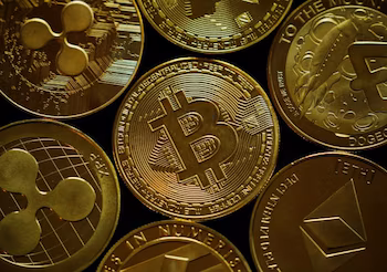 L’argent collecté était investi dans des cryptomonnaies puis détourné à l’étranger. 