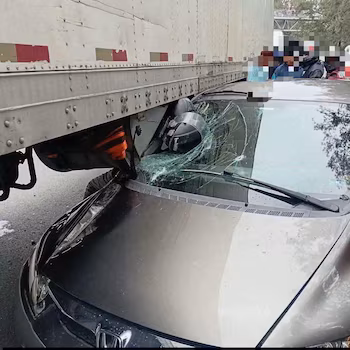 Un voleur présumé de 25 ans est décédé sur Roosevelt Road après avoir percuté un camion et une voiture à moto.