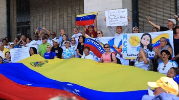 Les Vénézuéliens exigent l'entrée de María Corina Machado et les élections présidentielles