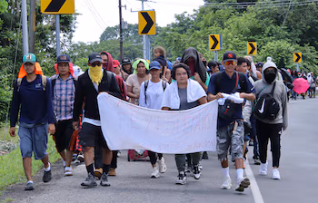 Le groupe de migrants est resté dans le parc Bicentenario de Tapachula pour recevoir des soins et de l'hydratation avant de reprendre sa marche vers le nord. (EFE/Juan Manuel Blanco)