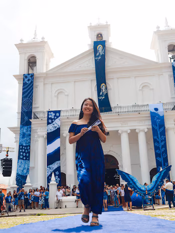 La réunion a permis à des personnes de différentes tailles de participer au défilé, tandis que les vêtements confectionnés avec la plante se distinguaient par leur ton bleu caractéristique pendant les deux jours (Photo fournie par la mairie de Cuscatlán Norte)