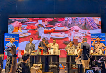 L'exposition Bean to Bar x Bean to Cup a ouvert un espace pour des dégustations, des concours et des démonstrations qui ont rapproché les produits nationaux d'un public spécialisé en Turquie lors de la récente foire (Photo fournie par le ministère des Affaires étrangères du Salvador)