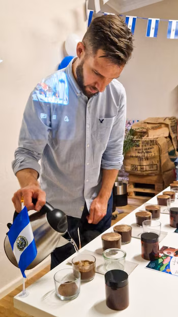 À Berlin, l'ambassade du Salvador a organisé une dégustation de café et une dégustation d'alcools destinées aux importateurs et aux propriétaires d'entreprises d'alimentation, de boissons et d'hôtellerie (Photo fournie par la Chancellerie du Salvador)
