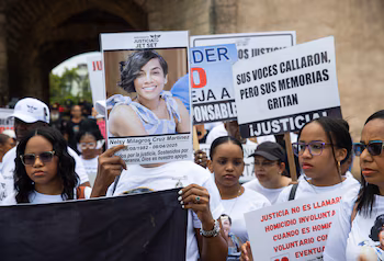 SANTO DOMINGO (RÉPUBLIQUE DOMINICAINE), 17/05/2026.- les survivants, les proches des victimes et les sympathisants participent à une marche pour exiger des sanctions sévères de la part des deux frères propriétaires de la discothèque Jet Set pour les plus de 200 morts lorsque le toit détérioré s'est effondré en avril 2025, ce dimanche, à Saint-Domingue (République Dominicaine). EFE/Orlando Barria